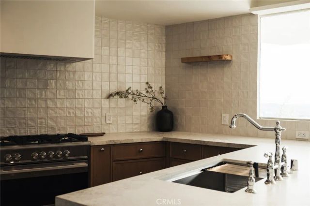 8448 Franklin, Los Angeles, CA 90069