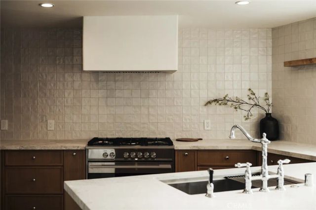 8448 Franklin, Los Angeles, CA 90069