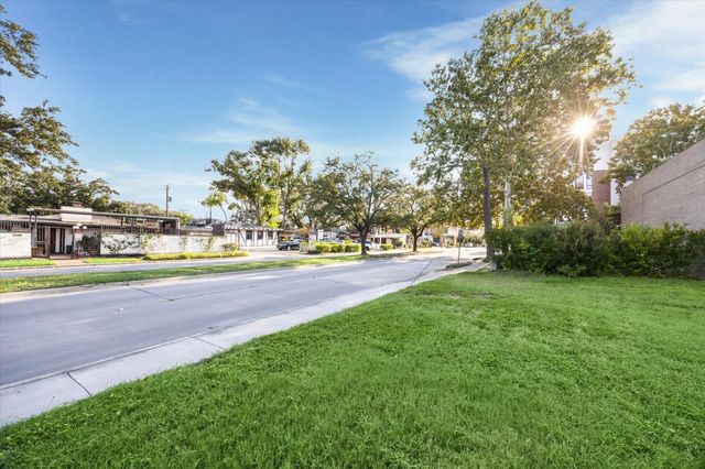 2238 Richmond Avenue, Houston, TX 77098