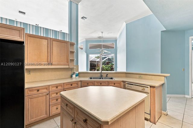 173 Orange Tree Dr, Atlantis, FL 33462