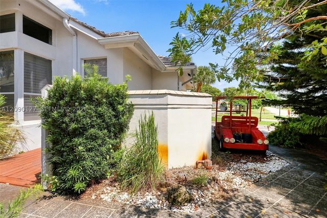 173 Orange Tree Dr, Atlantis, FL 33462