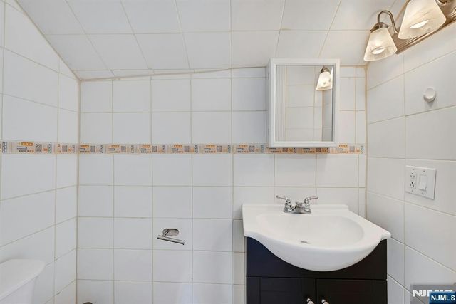 30 Columbia Terrace 2, Edgewater, NJ 07020