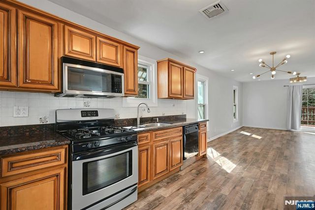 30 Columbia Terrace 2, Edgewater, NJ 07020