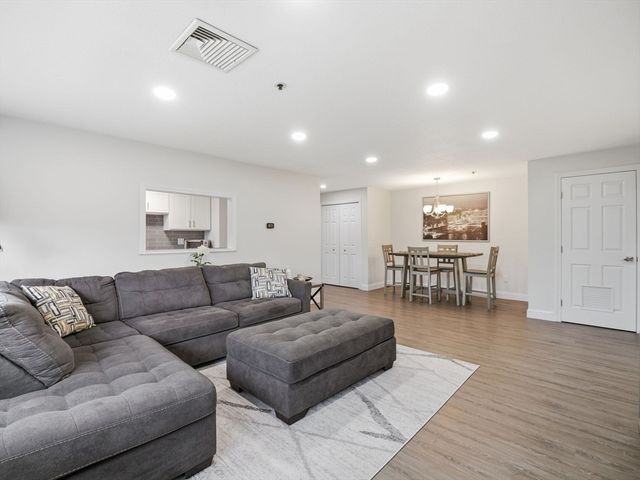 38 Dunham Rd 310, Beverly, MA 01915