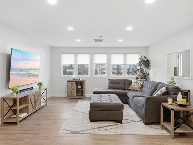 38 Dunham Rd 310, Beverly, MA 01915