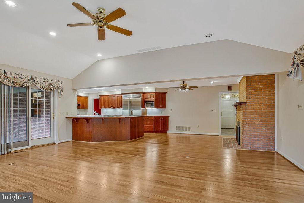 Image 16 of property listing at 3814 SPRING MEADOW DR, Ellicott City, MD 21042