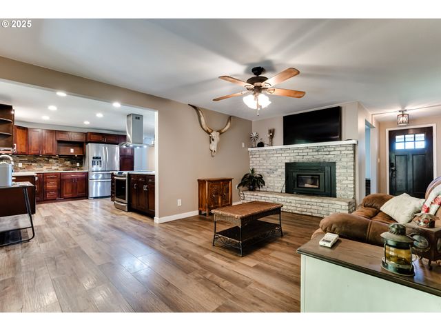 24531 VAUGHN Rd, Veneta, OR 97487