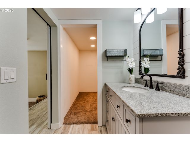 24531 VAUGHN Rd, Veneta, OR 97487