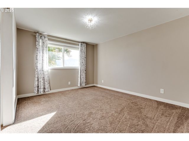 24531 VAUGHN Rd, Veneta, OR 97487