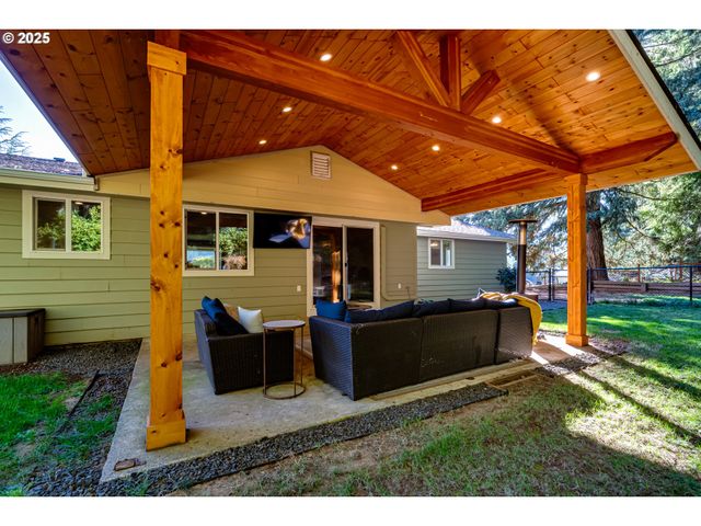 24531 VAUGHN Rd, Veneta, OR 97487