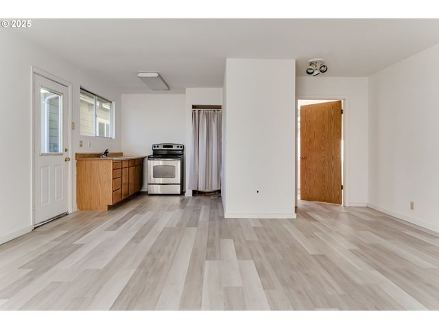 24531 VAUGHN Rd, Veneta, OR 97487