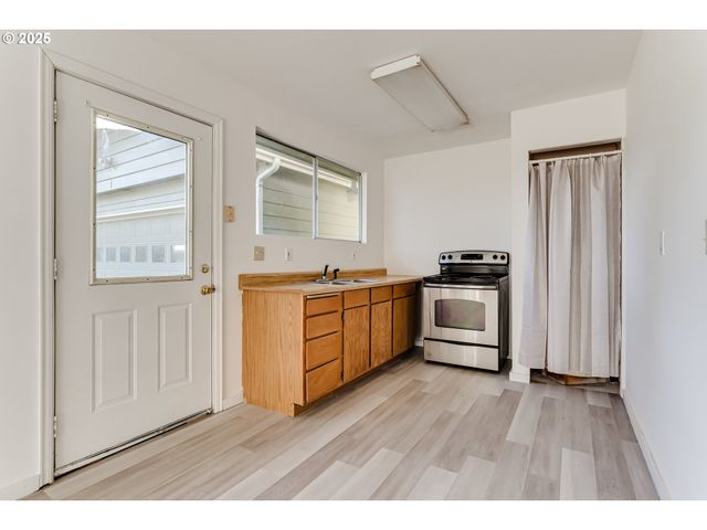 24531 VAUGHN Rd, Veneta, OR 97487