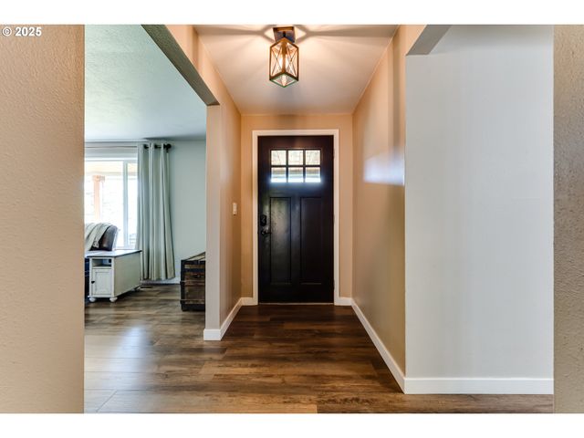 24531 VAUGHN Rd, Veneta, OR 97487