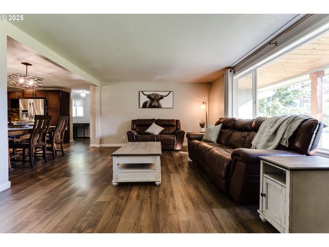 24531 VAUGHN Rd, Veneta, OR 97487