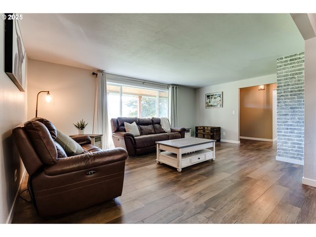 24531 VAUGHN Rd, Veneta, OR 97487