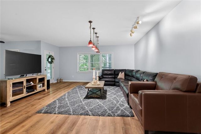 320 Waverly Hall Circle, Roswell, GA 30075