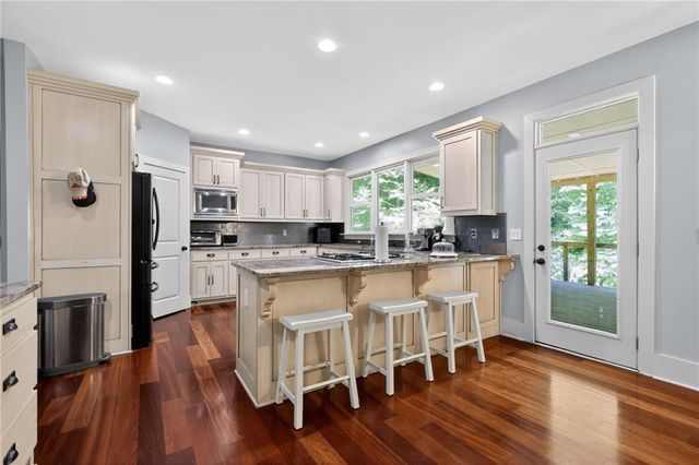 320 Waverly Hall Circle, Roswell, GA 30075