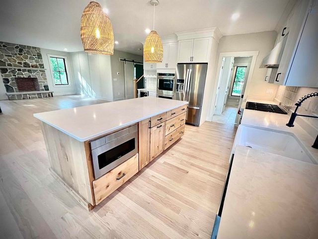 22 Hilliard Road, Kensington, NH 03833