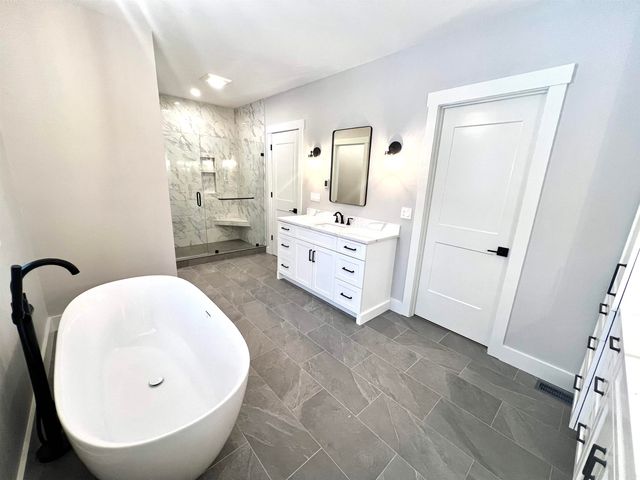 22 Hilliard Road, Kensington, NH 03833