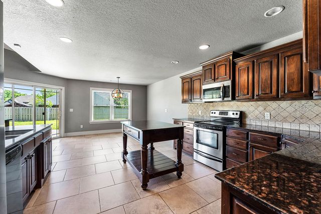 3700 NE Oaktrace Avenue, Bentonville, AR 72712