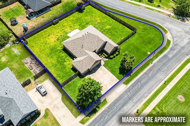 3700 NE Oaktrace Avenue, Bentonville, AR 72712