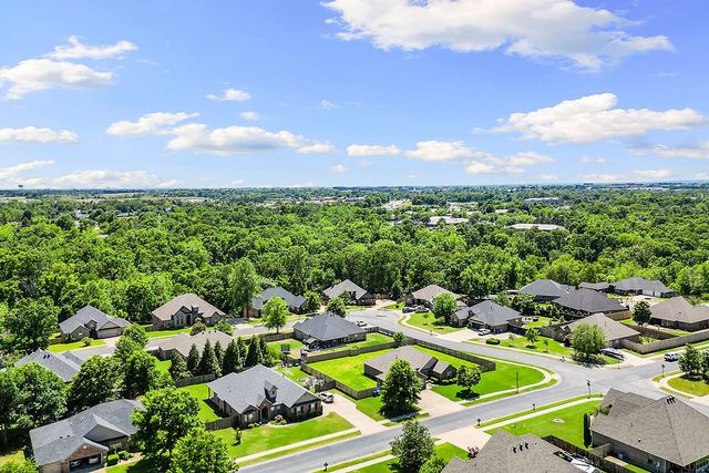 3700 NE Oaktrace Avenue, Bentonville, AR 72712