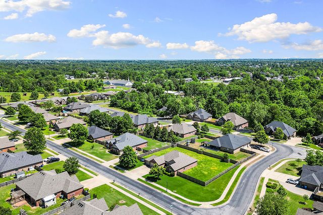 3700 NE Oaktrace Avenue, Bentonville, AR 72712