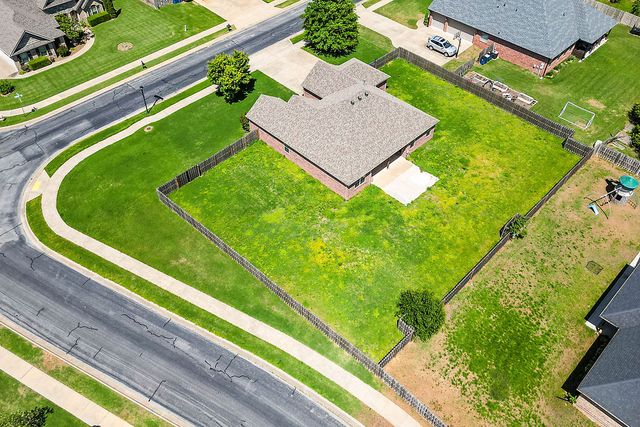 3700 NE Oaktrace Avenue, Bentonville, AR 72712