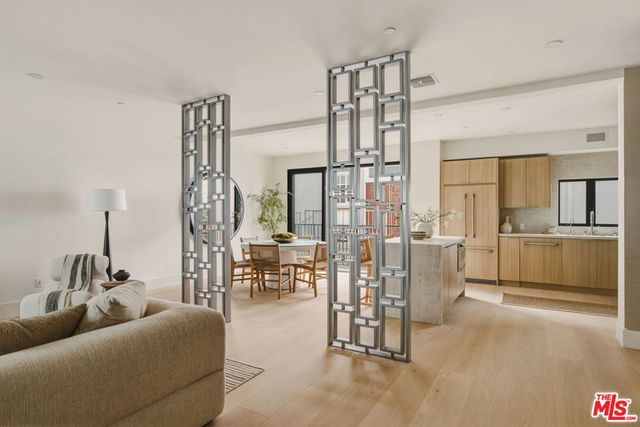 11967 Mayfield Ave 105, Los Angeles, CA 90049