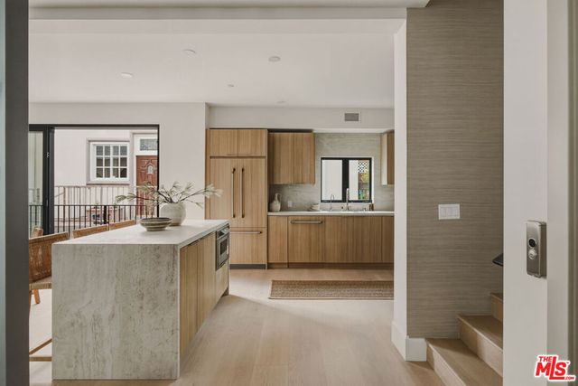 11967 Mayfield Ave 105, Los Angeles, CA 90049