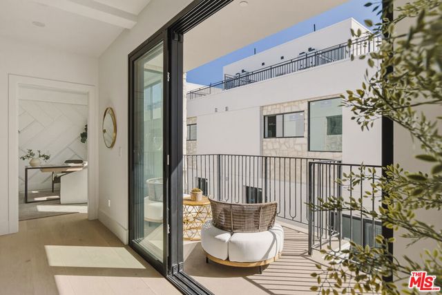 11967 Mayfield Ave 105, Los Angeles, CA 90049