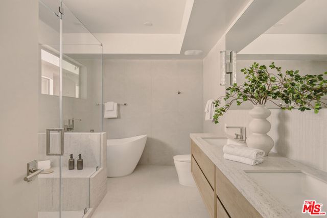 11967 Mayfield Ave 105, Los Angeles, CA 90049