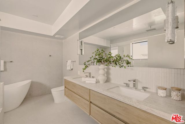 11967 Mayfield Ave 105, Los Angeles, CA 90049