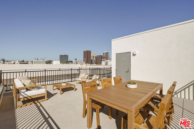 11967 Mayfield Ave 105, Los Angeles, CA 90049