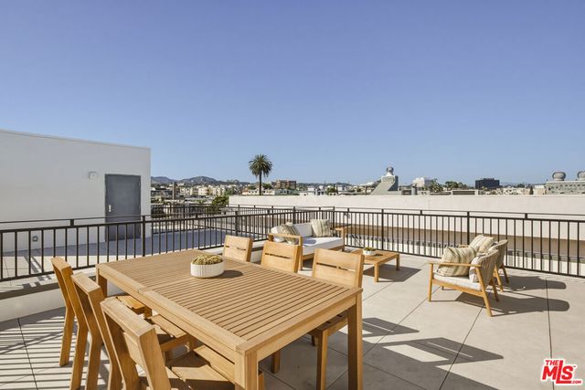 11967 Mayfield Ave 105, Los Angeles, CA 90049