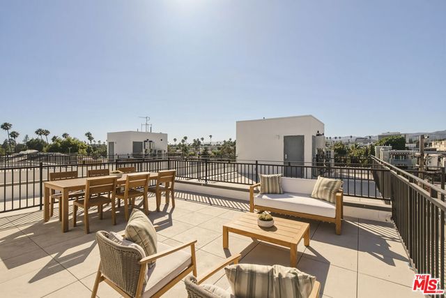 11967 Mayfield Ave 105, Los Angeles, CA 90049