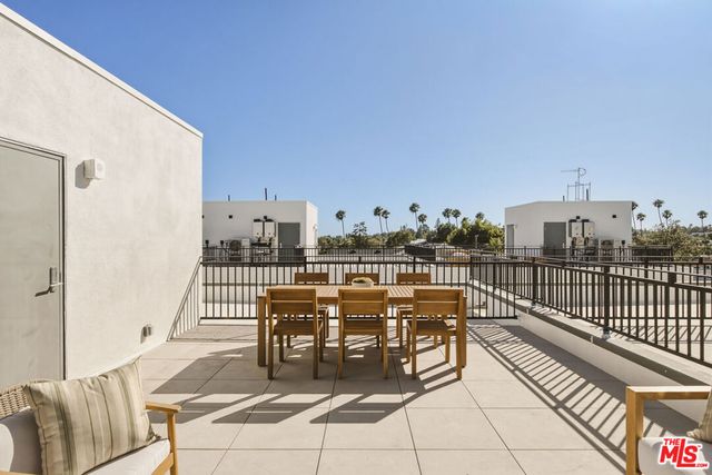 11967 Mayfield Ave 105, Los Angeles, CA 90049