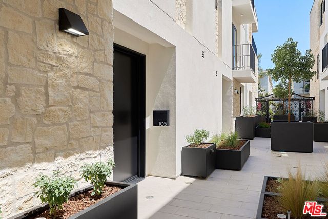 11967 Mayfield Ave 105, Los Angeles, CA 90049