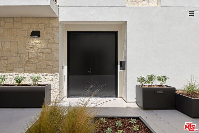 11967 Mayfield Ave 105, Los Angeles, CA 90049