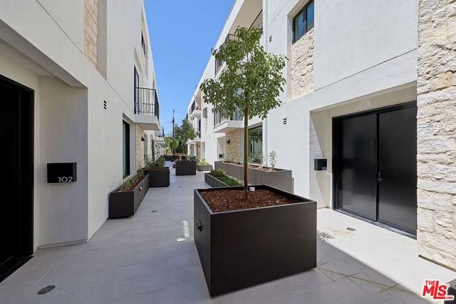 11967 Mayfield Ave 105, Los Angeles, CA 90049
