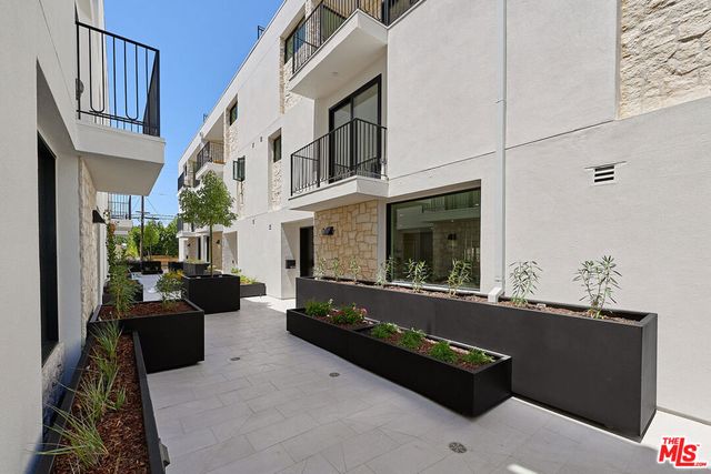 11967 Mayfield Ave 105, Los Angeles, CA 90049