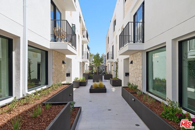 11967 Mayfield Ave 105, Los Angeles, CA 90049