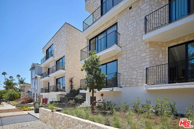 11967 Mayfield Ave 105, Los Angeles, CA 90049