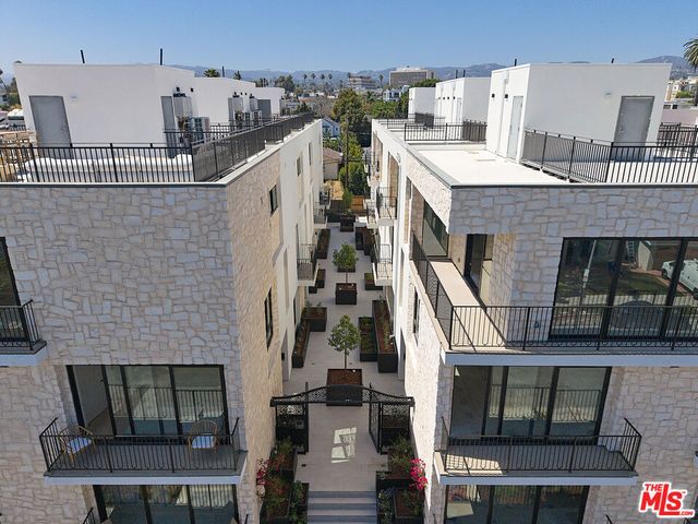 11967 Mayfield Ave 105, Los Angeles, CA 90049