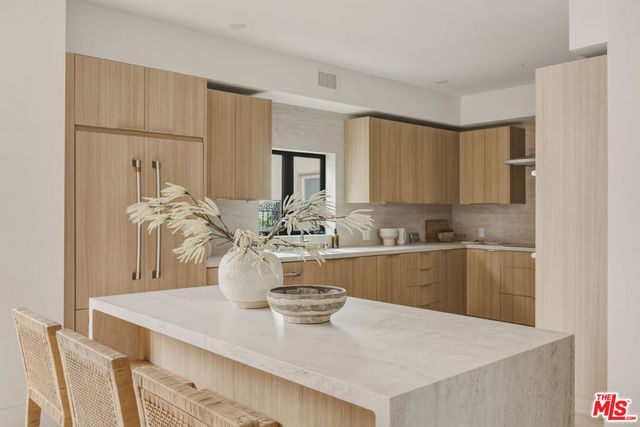 11967 Mayfield Ave 105, Los Angeles, CA 90049