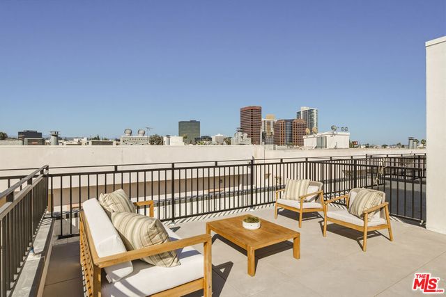 11967 Mayfield Ave 105, Los Angeles, CA 90049