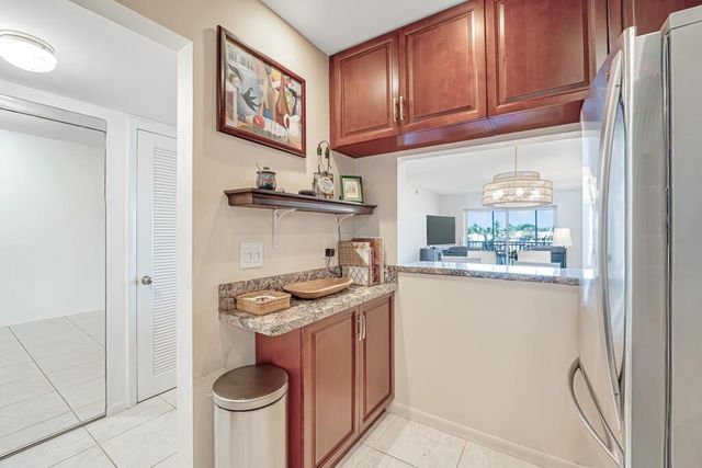 646 Snug Harbor Drive H301, Boynton Beach, FL 33435