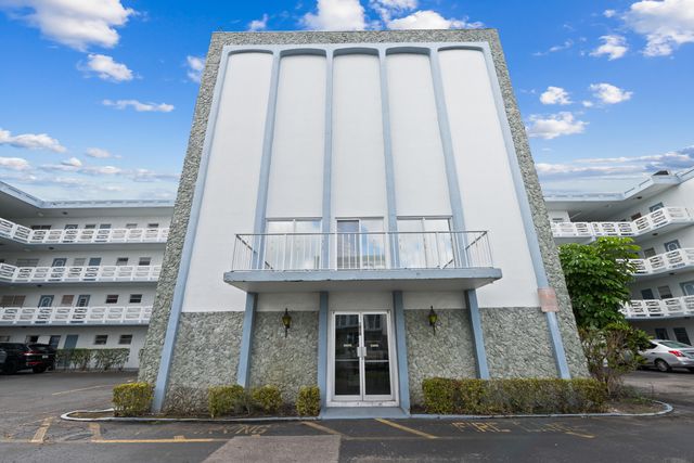 4050 NW 42nd Avenue 215, Lauderdale Lakes, FL 33319