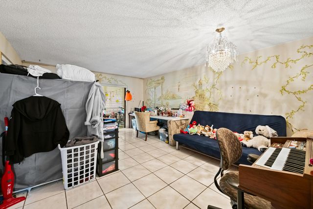 4050 NW 42nd Avenue 215, Lauderdale Lakes, FL 33319