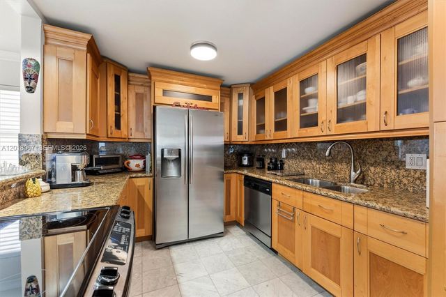 121 Golden Isles Dr 707, Hallandale Beach, FL 33009
